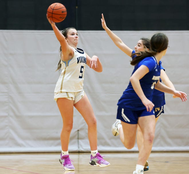 East Bridgewater's Jenna Oman throws the baseball pass to a teammate during a game versus Norwell on Friday, Jan. 5, 2024.